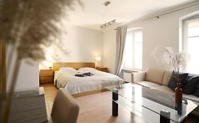 By The River And City Center - Comfortable Rooms